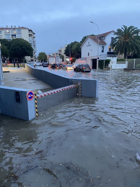 Crue devant parking protégé par un batardeau