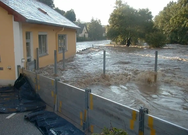 Maison protégée d'une inondation grâce à un batardeau