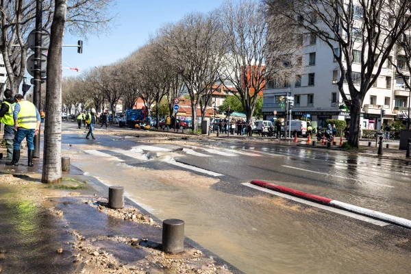 Chaussée ayant subies des dégâts après une inondation