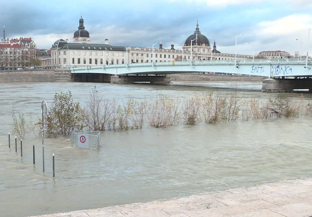 La ville de Lyon est inondée.