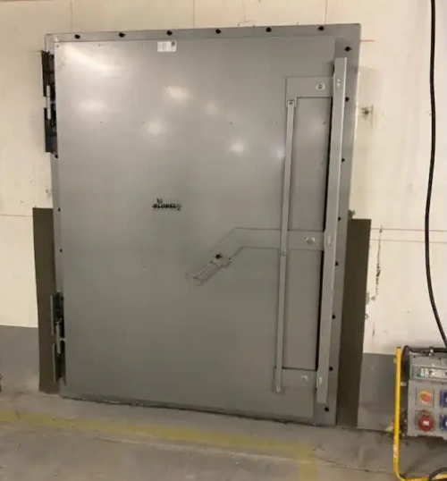 Porte étanche pour prévenir les inondations