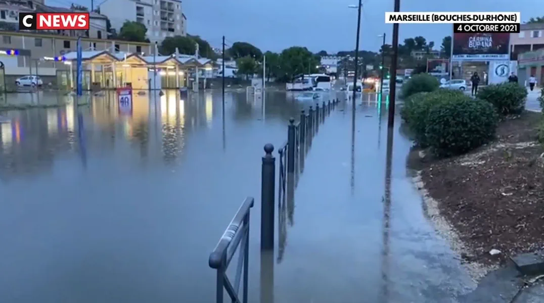 une rue de Marseille inondée